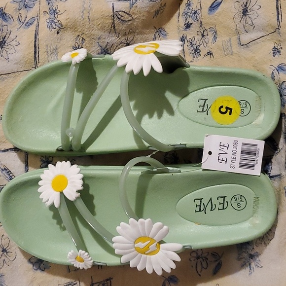 BNWT:  Green Rubber Sandals - Picture 2 of 6